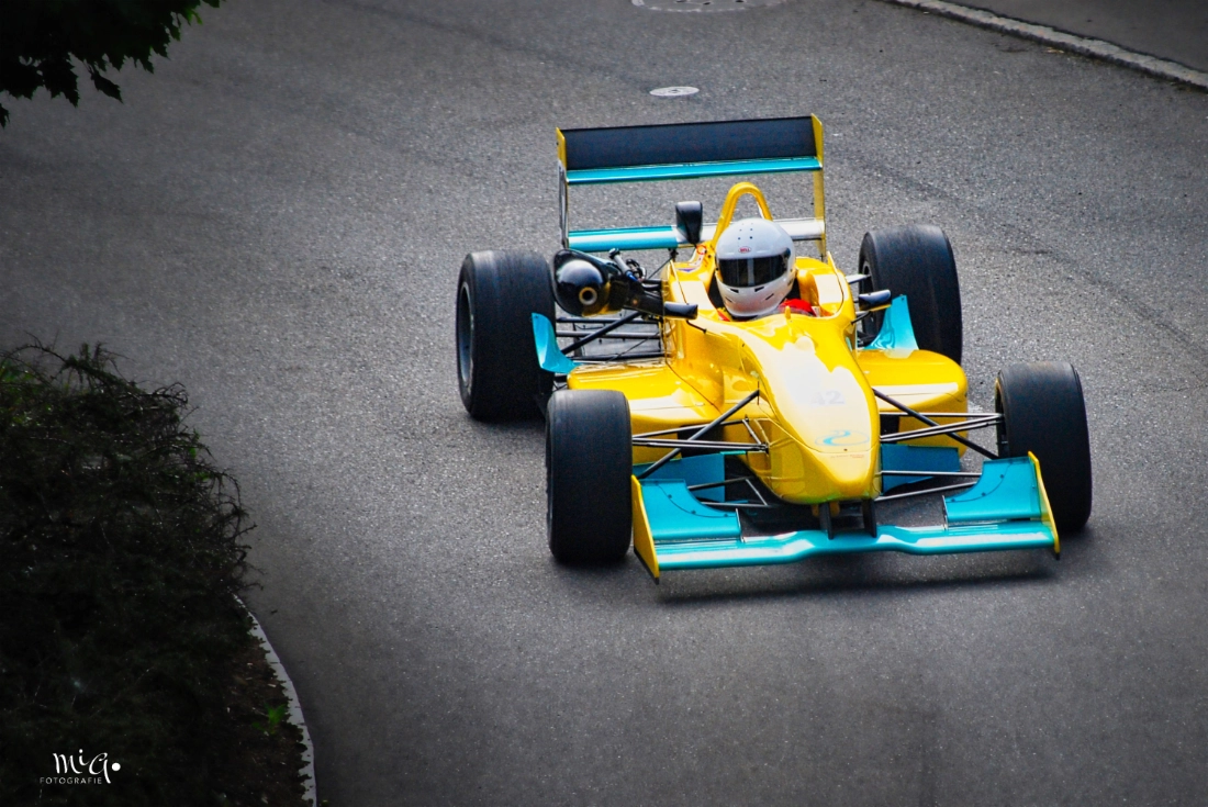 Gelber Dallara Formel 3 Rennwagen beim Bergrennen Reitnau 2009 in einer Kurve