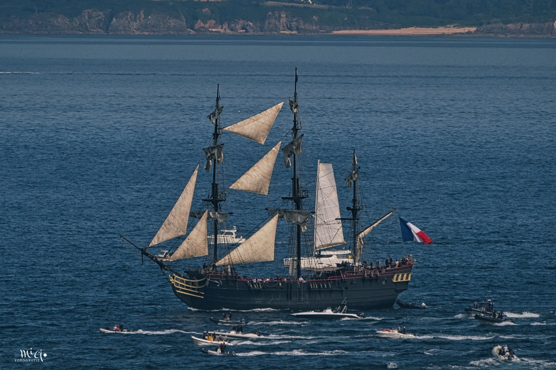 Die historische Fregatte L'Hermione unter Segeln bei der Semaine Maritime Brest 2024