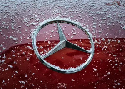 Mercedes Stern mit Schnee