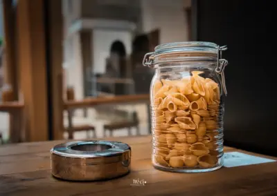 Pastaglas auf Tisch Stilleben