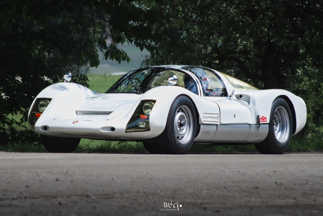 Weißer Porsche 906 Carrera 6 beim Bergrennen Reitnau 2009 im Profil