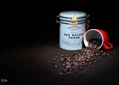 Tasse und Dose mit Kaffee Stilleben