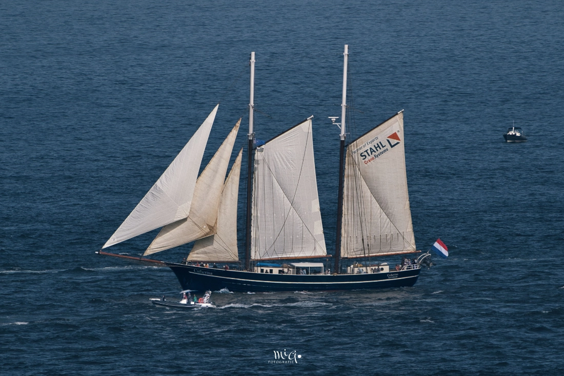 Der niederländische Zweimast-Schoner Catherina unter vollen Segeln bei der Semaine Maritime Brest 2024