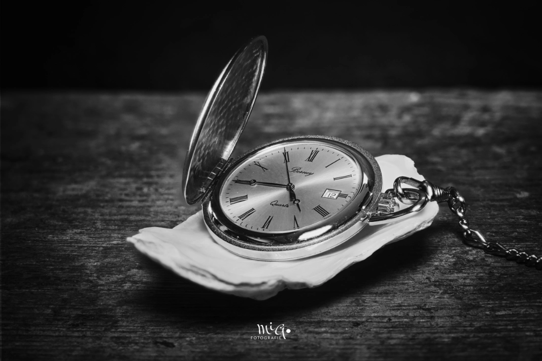 Ewigkeit in Monochrom – Taschenuhr Antike silberne Taschenuhr in Schwarz-Weiß auf einer Perlmuttschale und rustikalem Holz