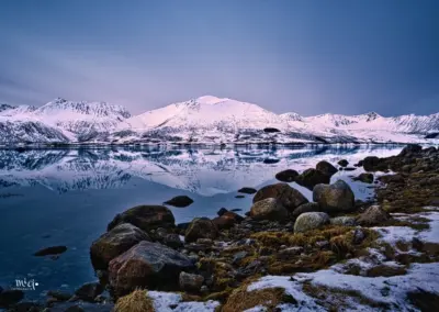 Vesteraalen mit Schneebergen und Spiegelung im Wasser