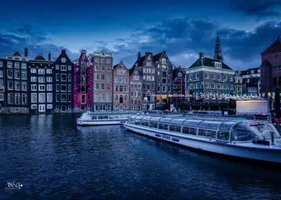Amsterdam Skyline mit Booten