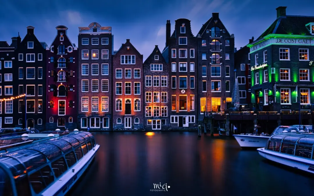 Amsterdam by night mit leuchtender Abendstimmung