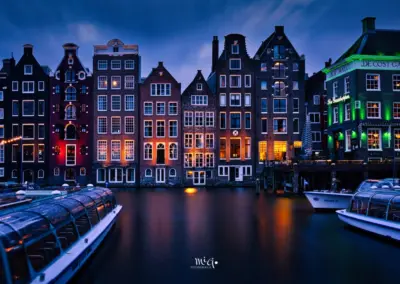Amsterdam by night mit leuchtender Abendstimmung