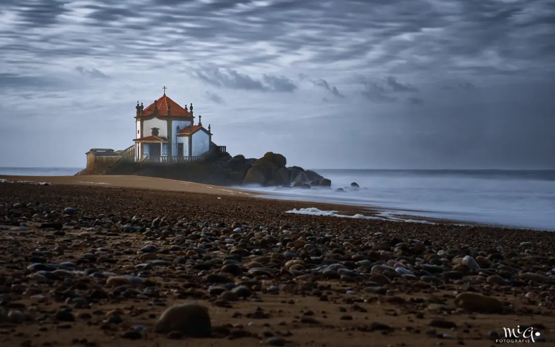 Capela do Senhor da Pedra bei wenig Wasser