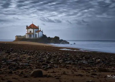 Capela do Senhor da Pedra bei wenig Wasser