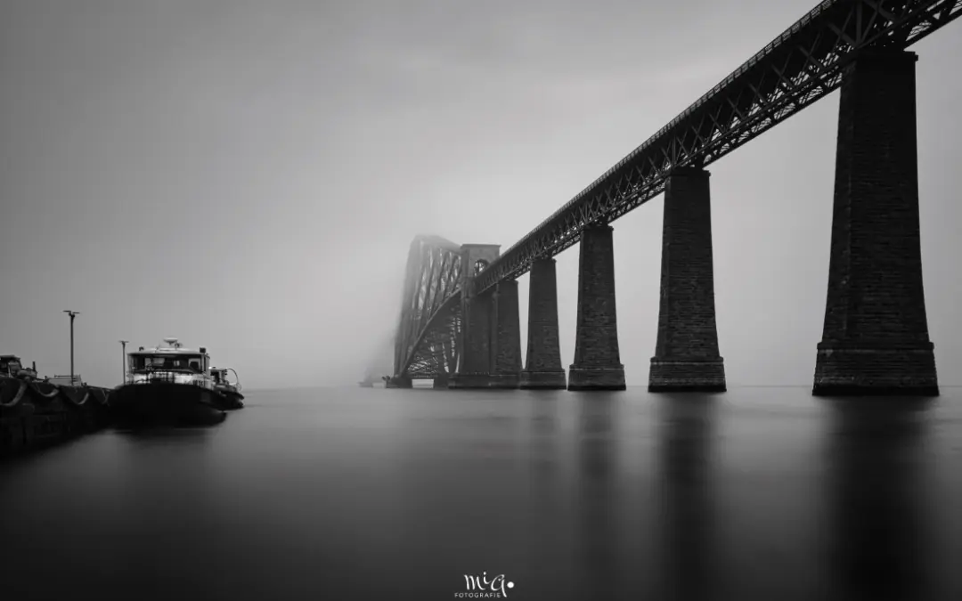 Nebel Stimmung bei der Forth Bridge in Schottland