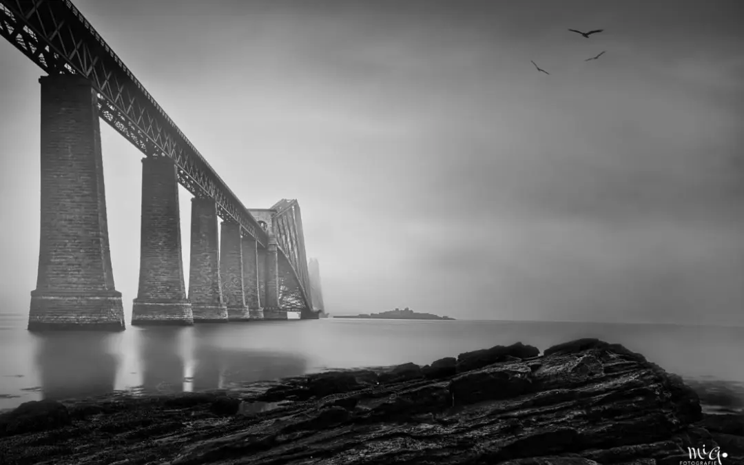 Forth Bridge mit Nebel sw