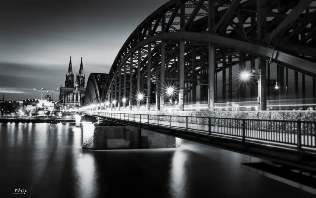 Köln mit Hohenzollern Brücke bei Nacht sw