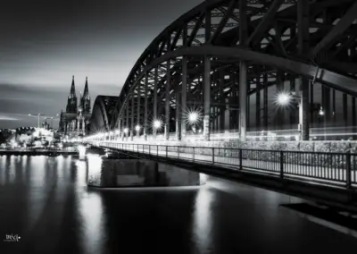 Köln mit Hohenzollern Brücke bei Nacht sw