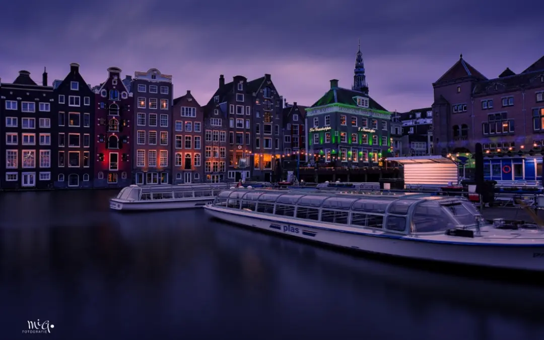 Amsterdam in der blauen Stunde Grachtenhäuser und Boote