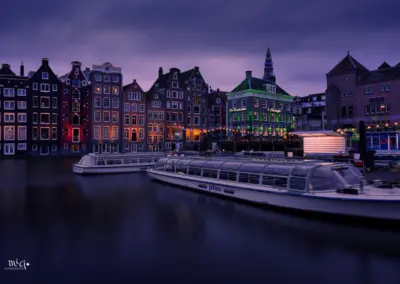 Amsterdam in der blauen Stunde Grachtenhäuser und Boote