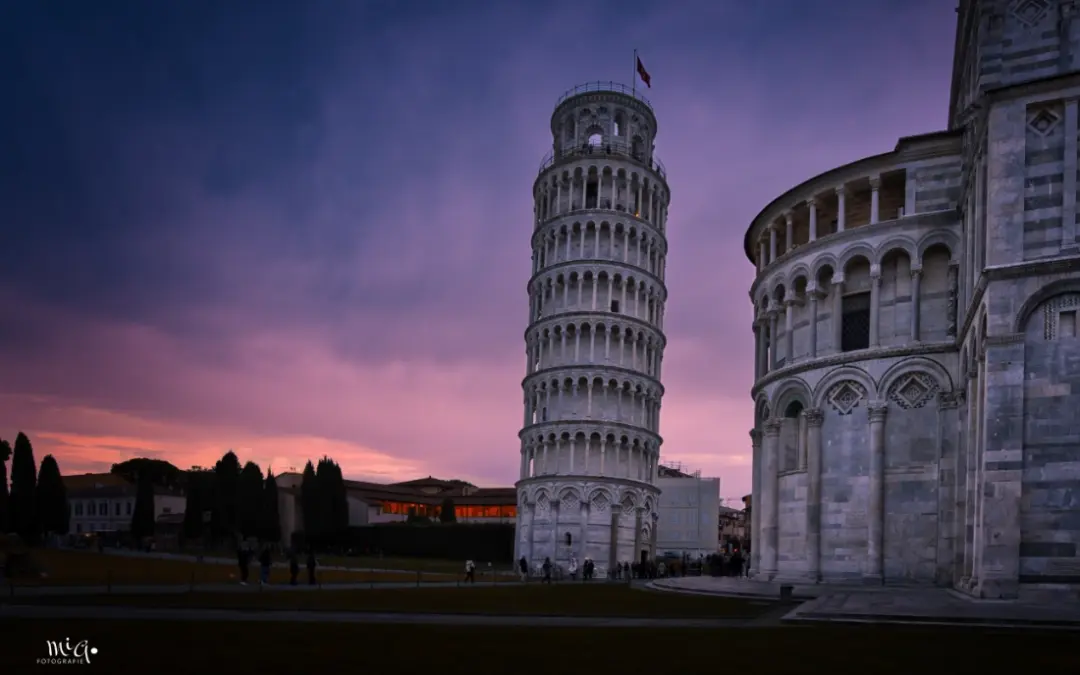 Schiefer Turm von Pisa in der Dämmerung mit rosa Himmel