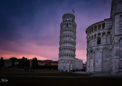 Schiefer Turm von Pisa in der Dämmerung mit rosa Himmel