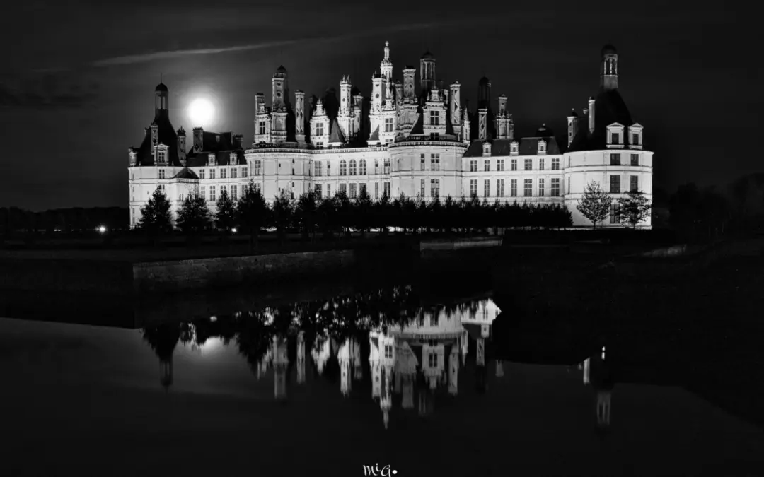 Schloss Chambord bei Nacht mit Spiegelung sw