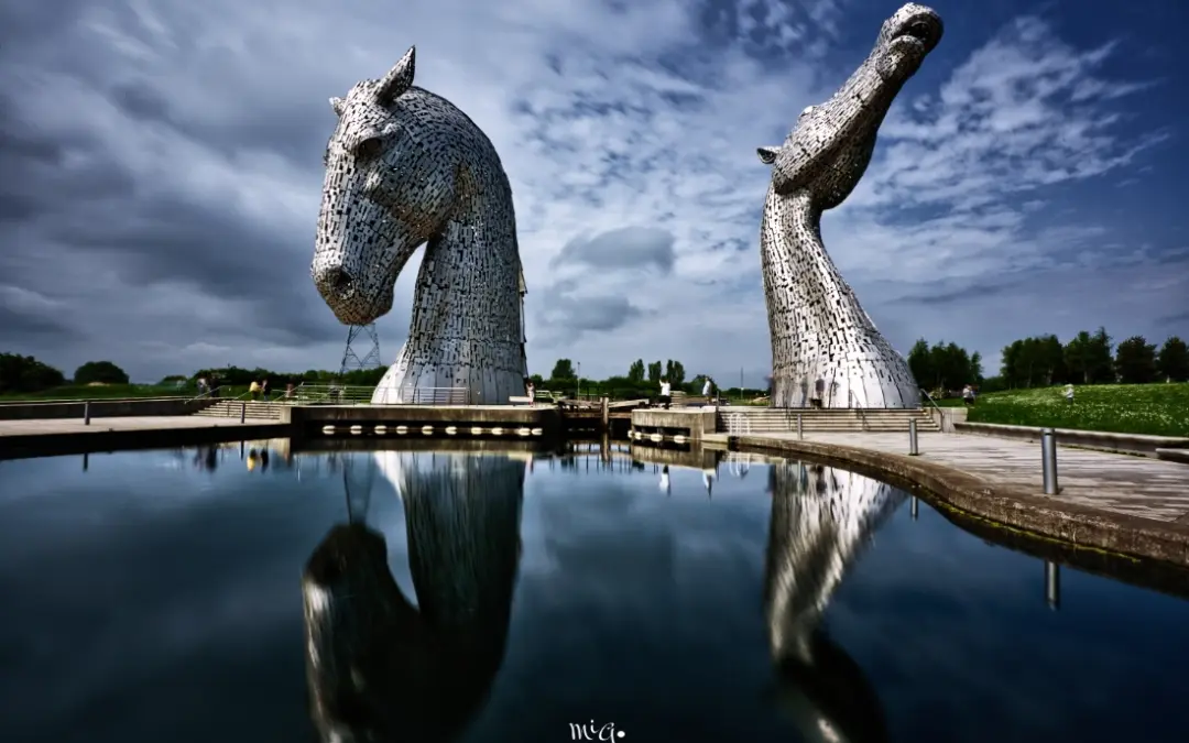 Kelpies in Schottland mit Spiegelung im Wasser