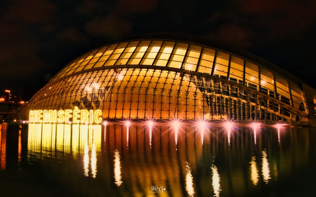 Ciudad des Artes beleuchtet bei Nacht